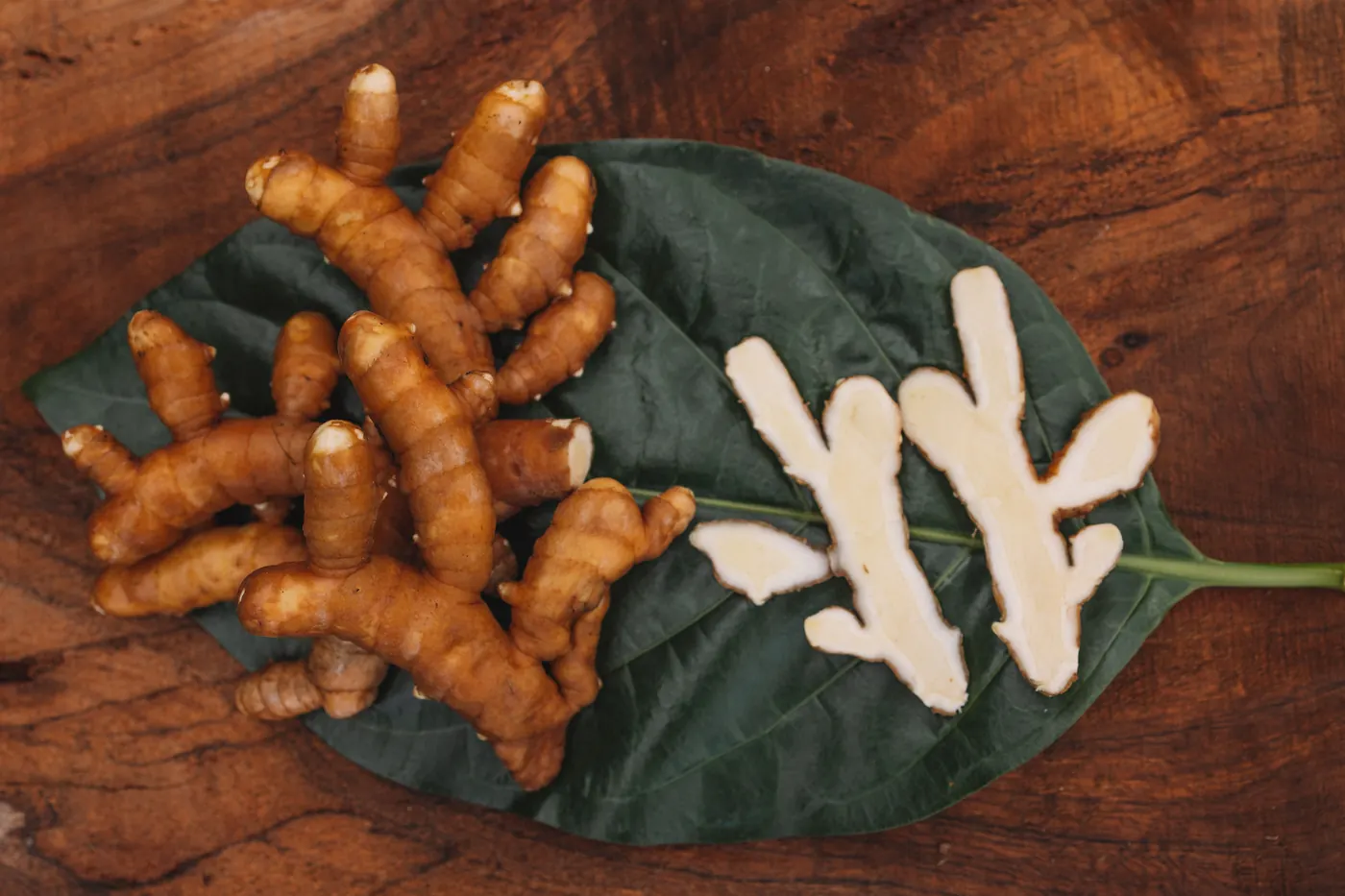 Mango Ginger ʻolena root and cut interior